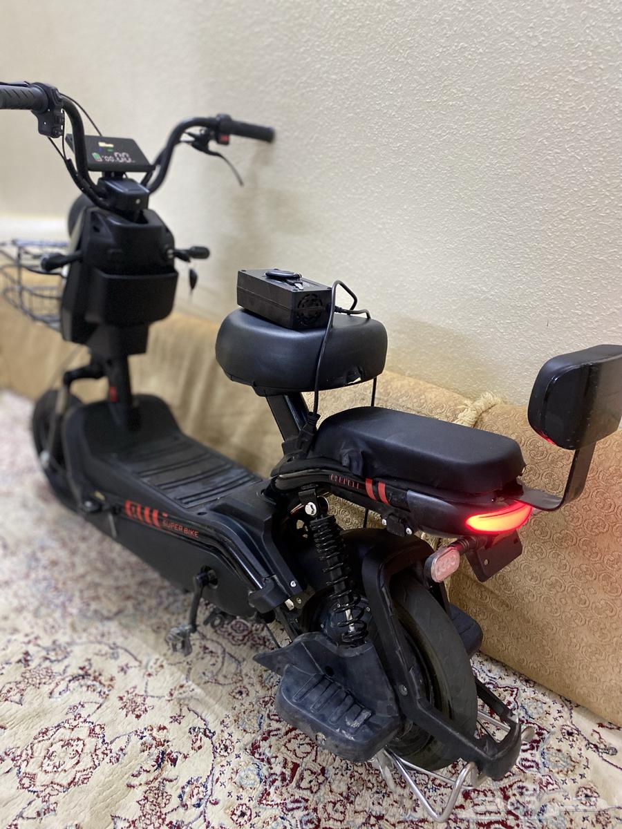 سكوتر كهربائي نضيف.يوجد نور و إشارات و بوري وشاشة و مقعدين64408035238402110