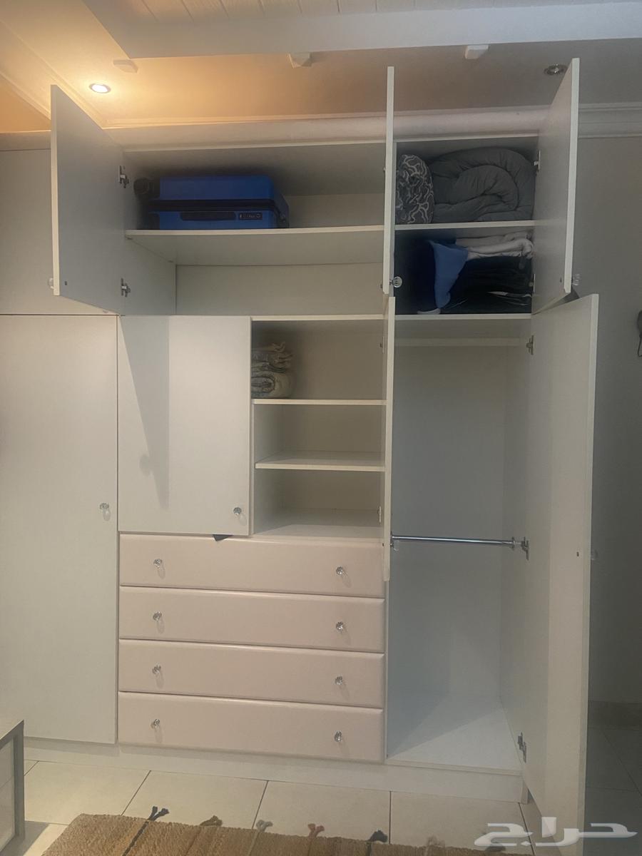 دولاب كبير ابيض بحالة ممتازه64409324676865111