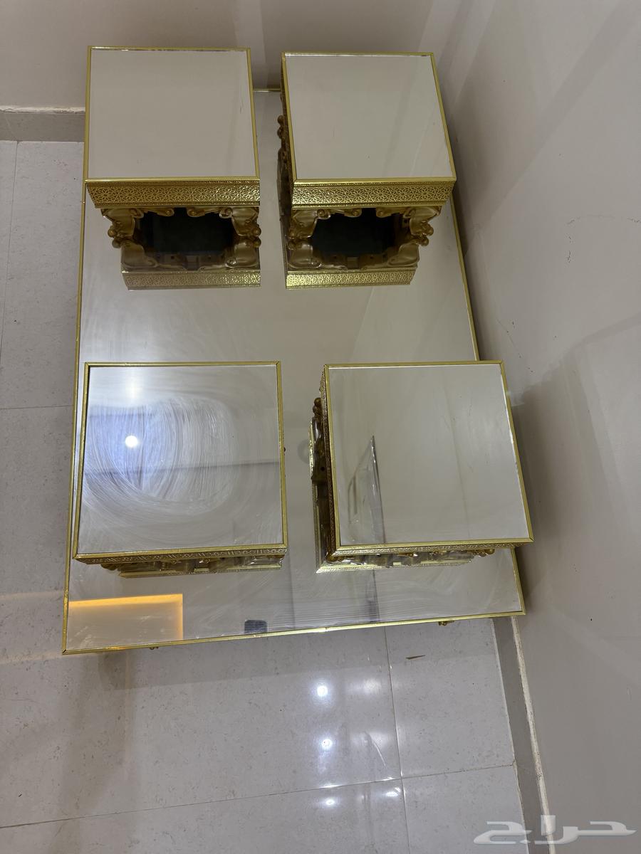 للبيع طاوله تقديم مع 4 خدمه لها سليمه من الكسور64410450473601111