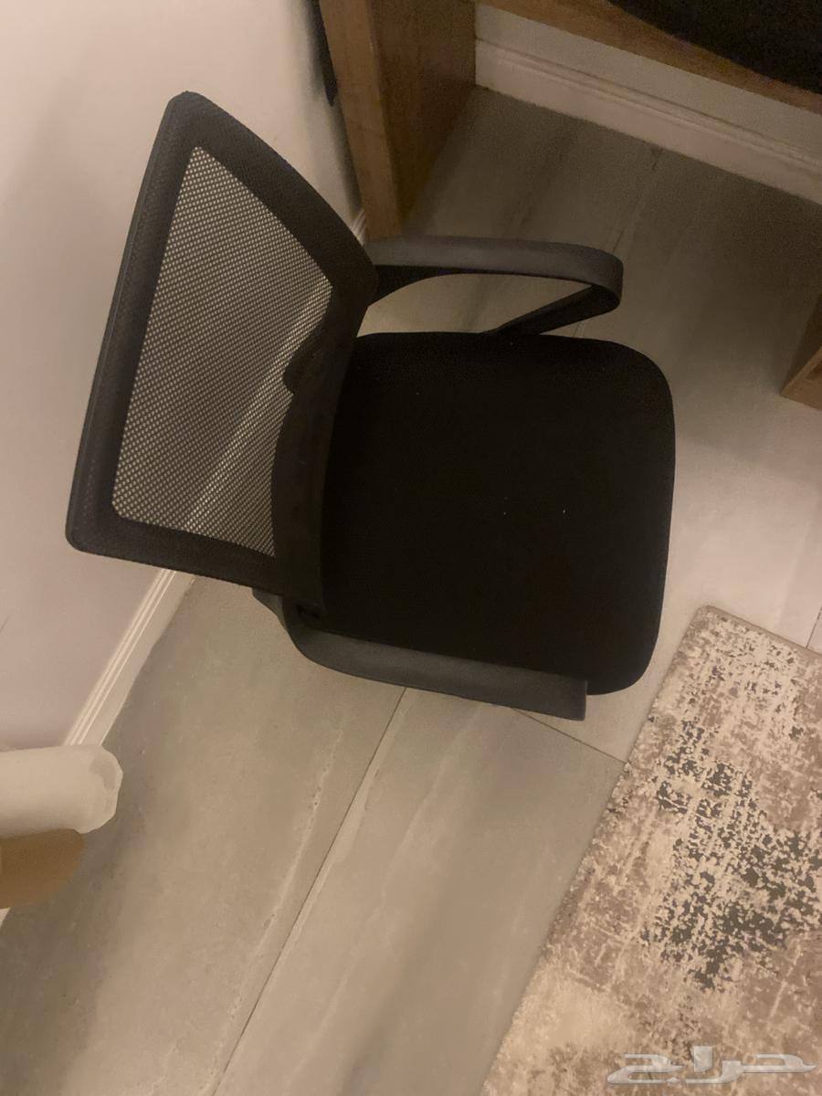 كرسي مكتبي حجم متوسط بحاله سليمه يحتاج للتنظيف فقط64408822401537111