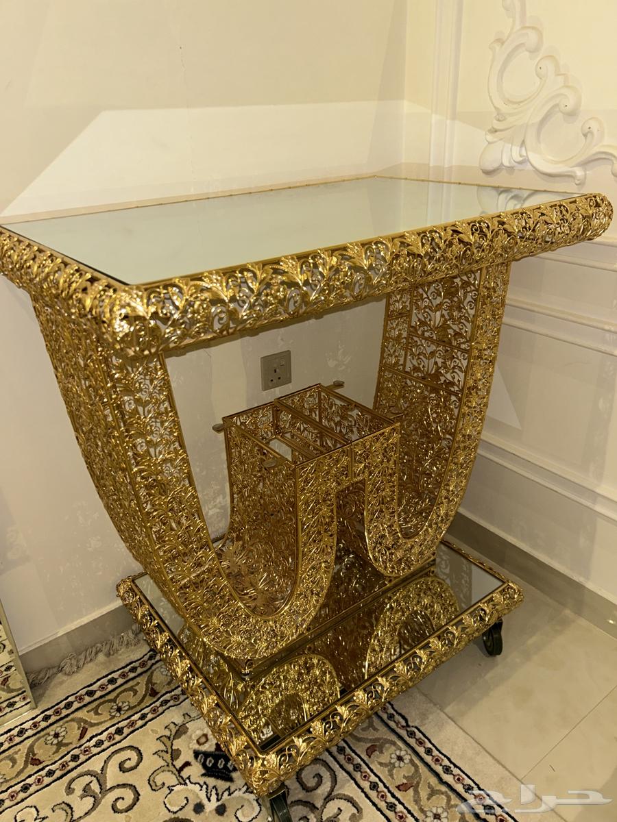 Reception table and luxury perfumes64412183883137110