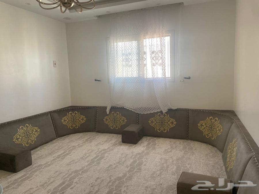 Wooden sofa with carpet64409616359170110