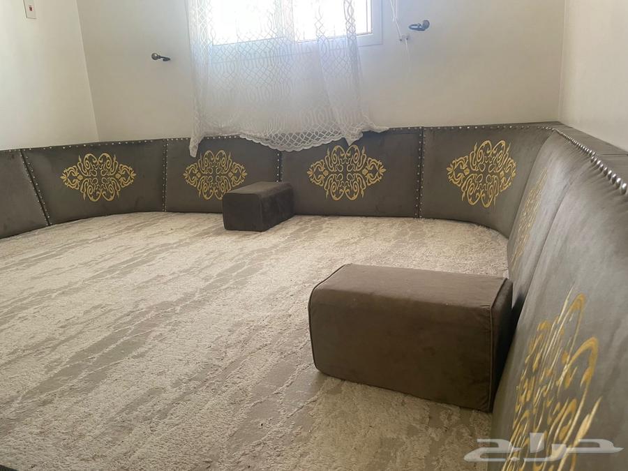 Wooden sofa with carpet64409616359170112