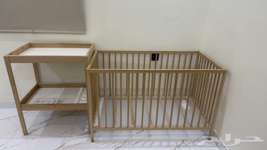 سرير ايكيا مع طاولة تغيير البيبي64405930295169110