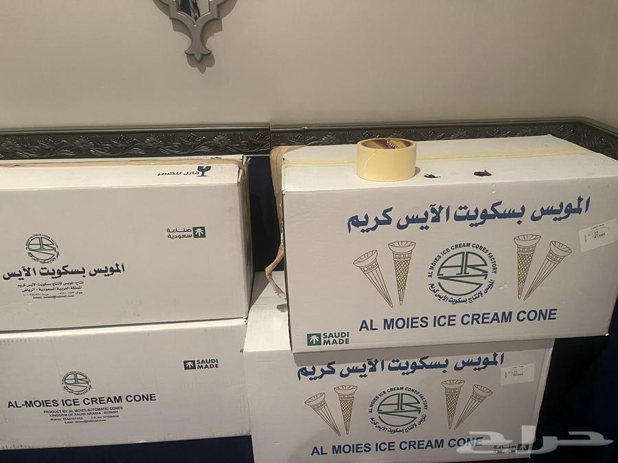 Ice cream maker with stand, biscuits, and mixer64408822331905112