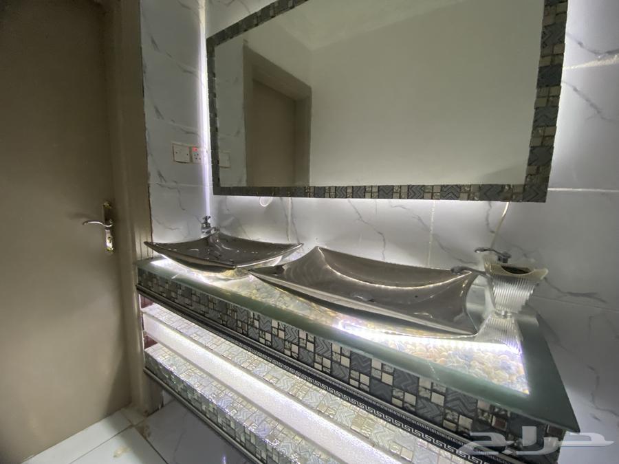 Sofa and complete sink available in the corner, sink is intact for sale64406513869955110