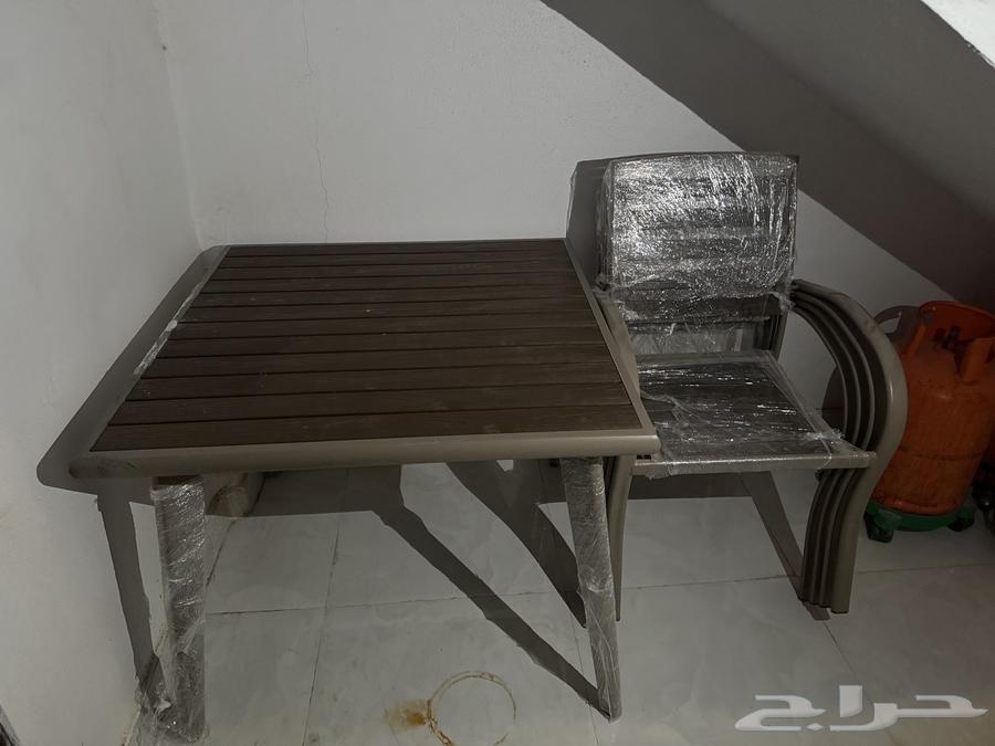 طاولة بكراسيها الاربعه64409796589314110