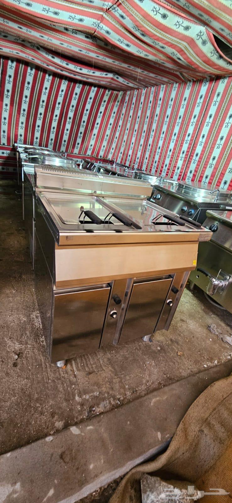 Several restaurants and kitchens with very light use64409519382531113