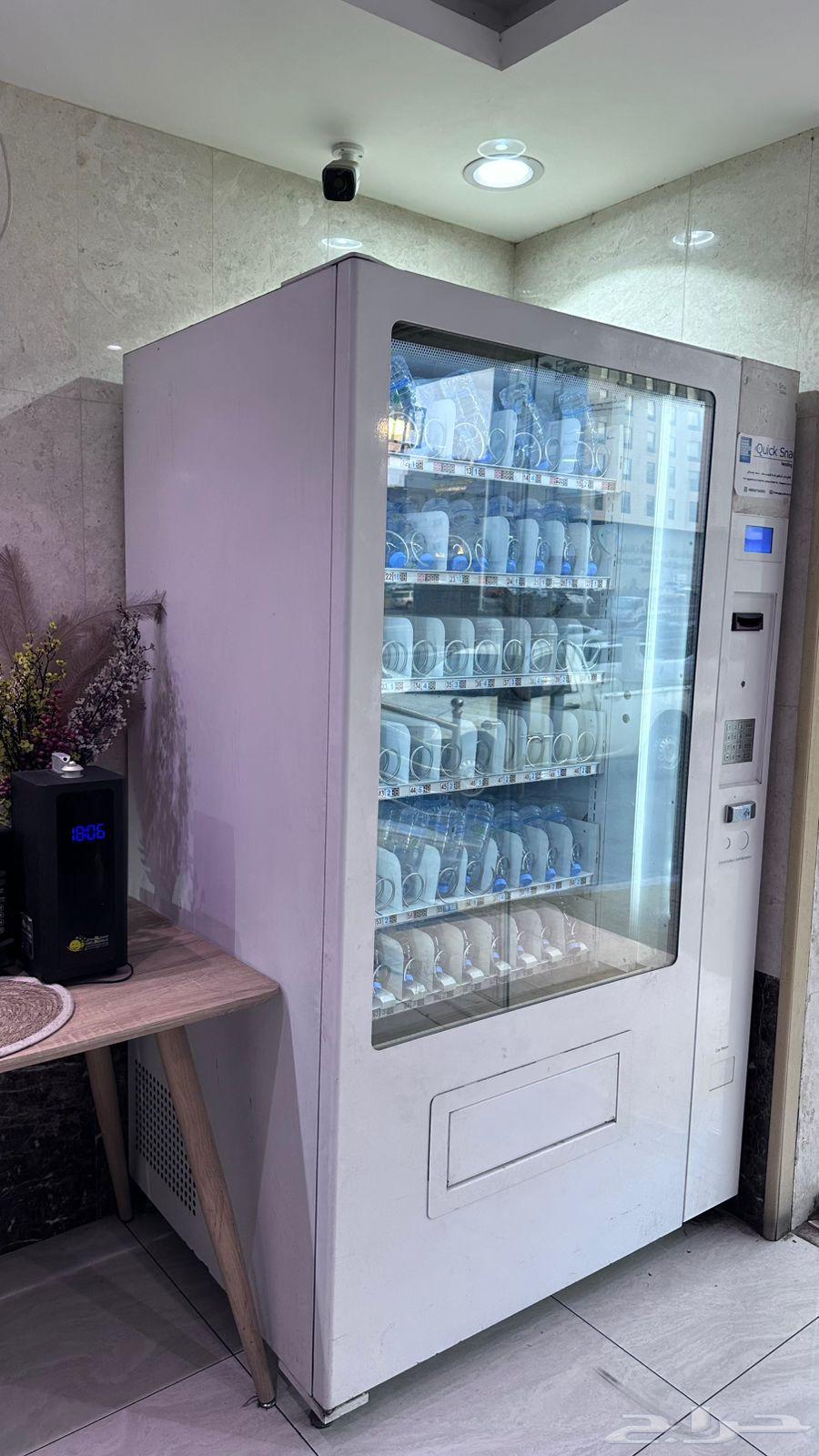 Self-service machine for snacks, water, and juices64411848618242111