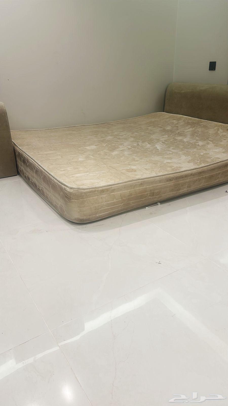 للبيع سرير خشب نفرين ومساند مخاد 5 464411902060162111
