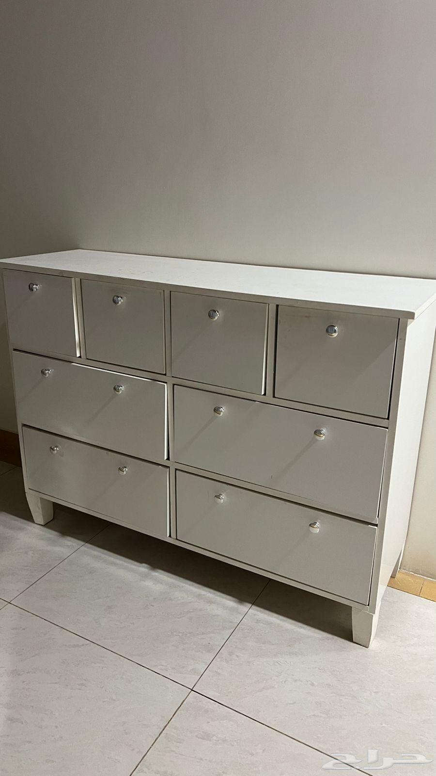 تسريحه بيضاء الاستعمال ويوجد معها مرايه لم يتم سومها بعد64410723494403110