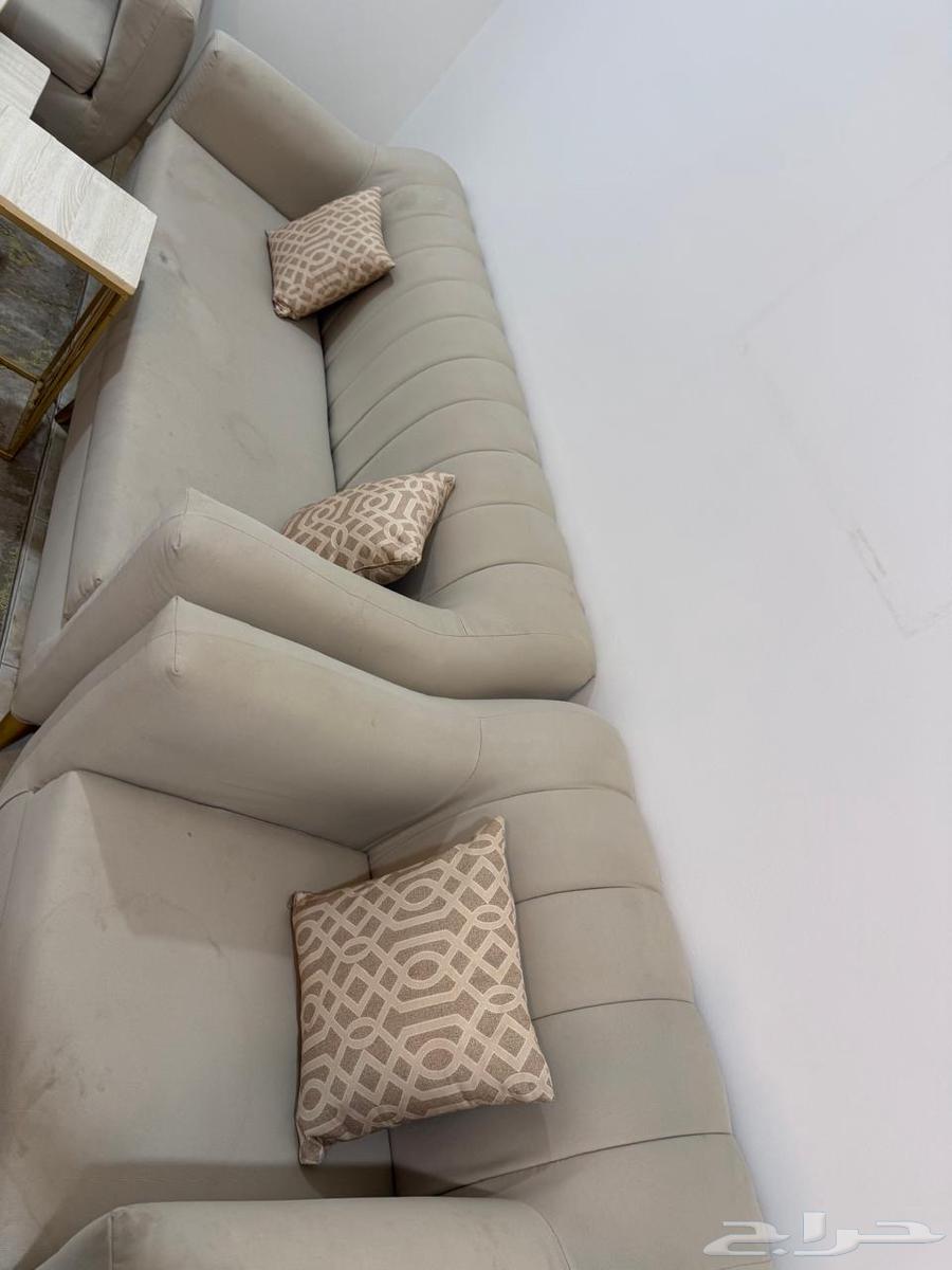 Sofas, rugs, and tables64410260736514111