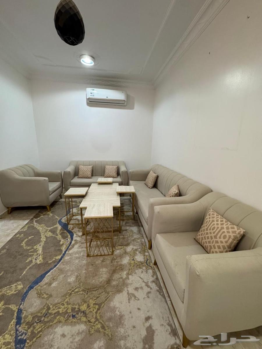 Sofas, rugs, and tables64410260736514113