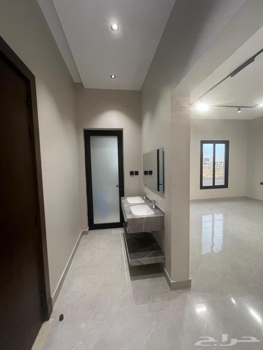 شقق وروف للبيع بحي الشاطئ مخطط 9 تشطيب vio64141823748354114