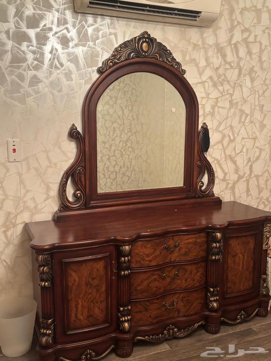 أثاث منزلي كلاسيكي للبيع بسبب انتقال عملي لمدينة الرياض64409962656130113