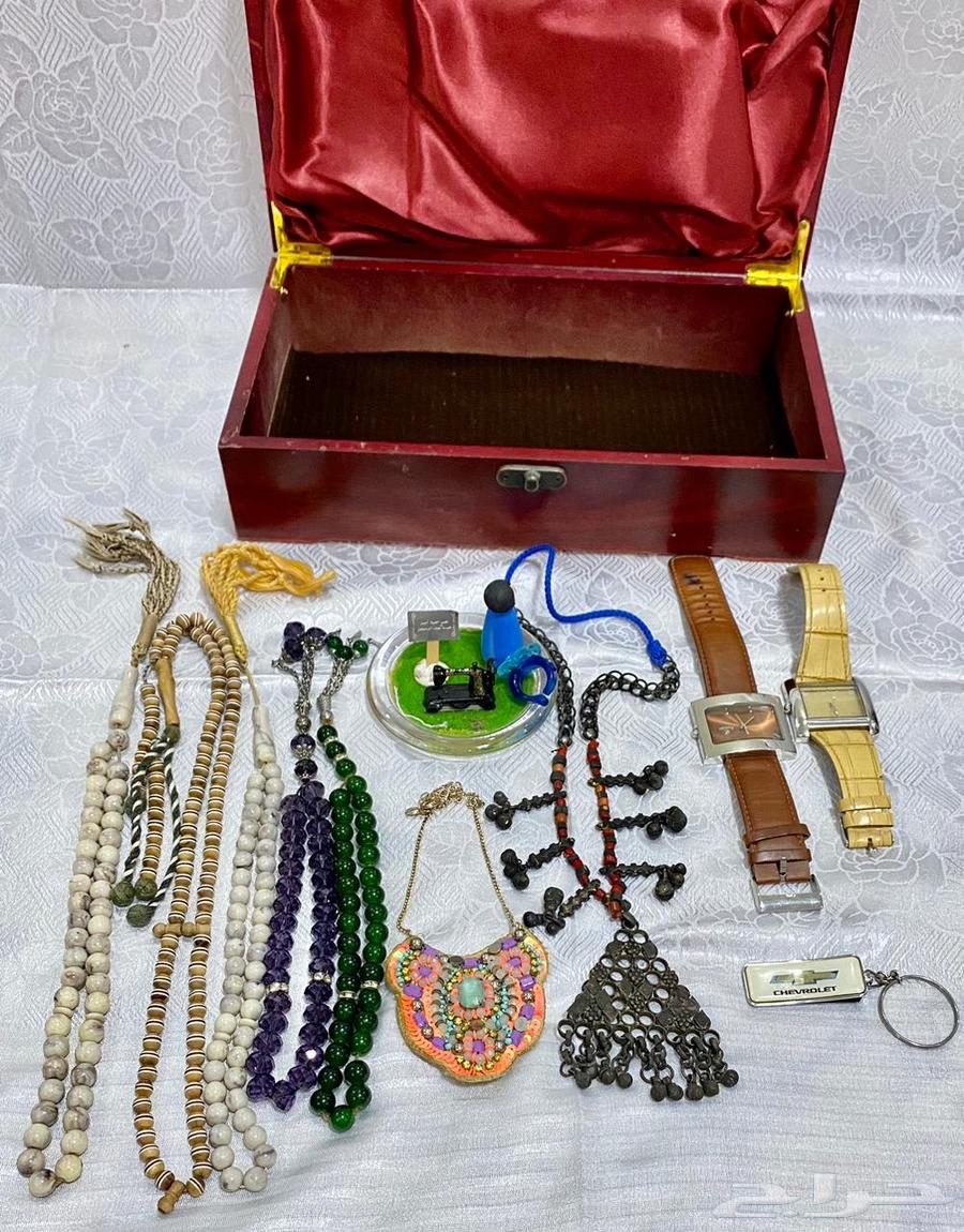 صندوق ومجموعة حلي وسبح وساعات64417944892418112