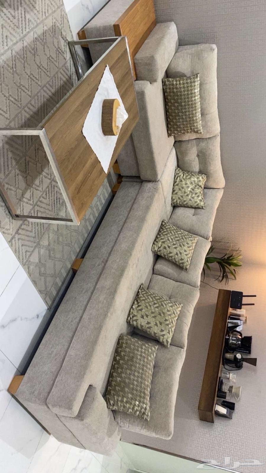 Sofa and table almost new and luxurious (Sold)64419091728643111