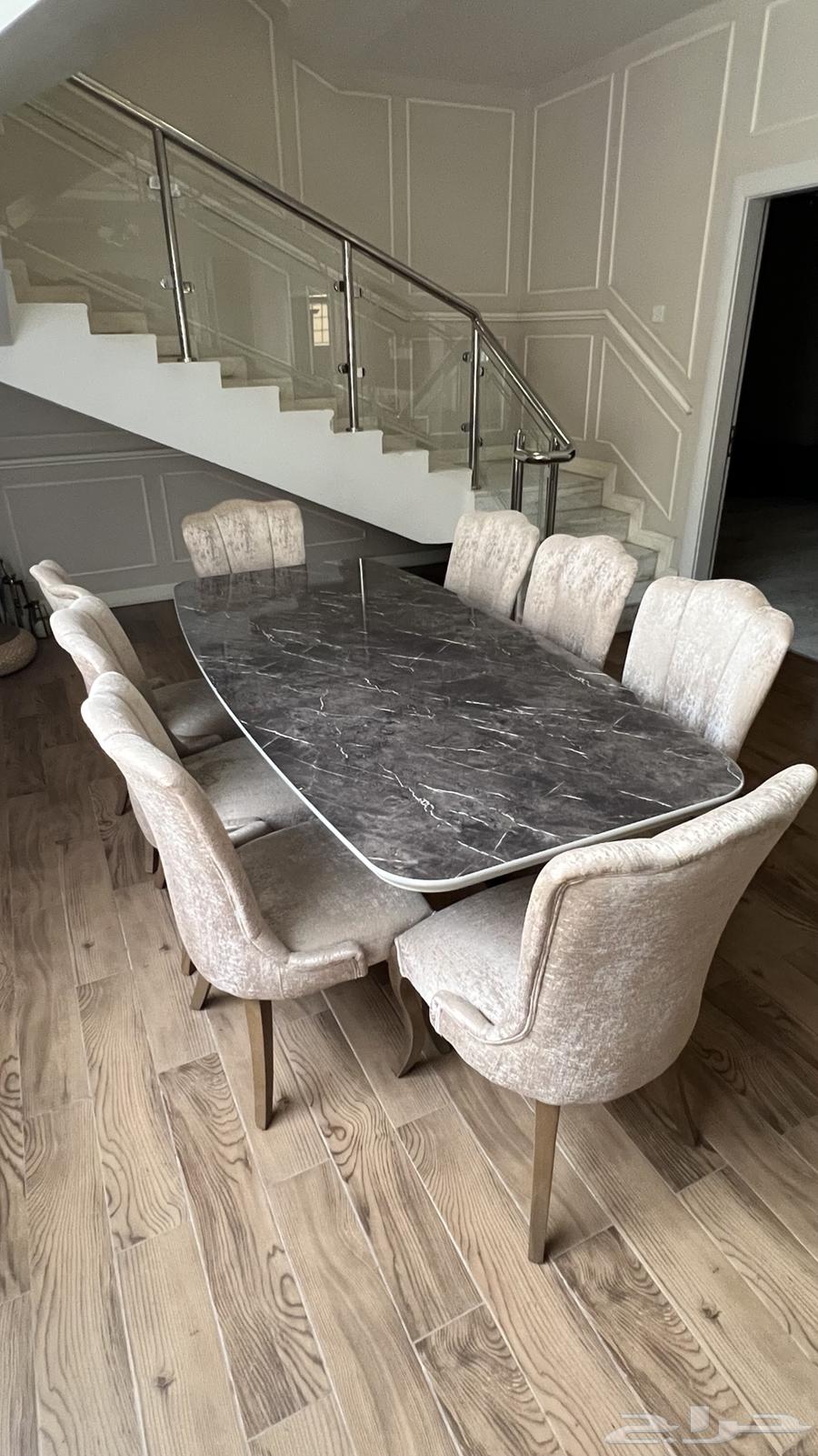 Dining table with 8 chairs in very excellent condition64415289627522110