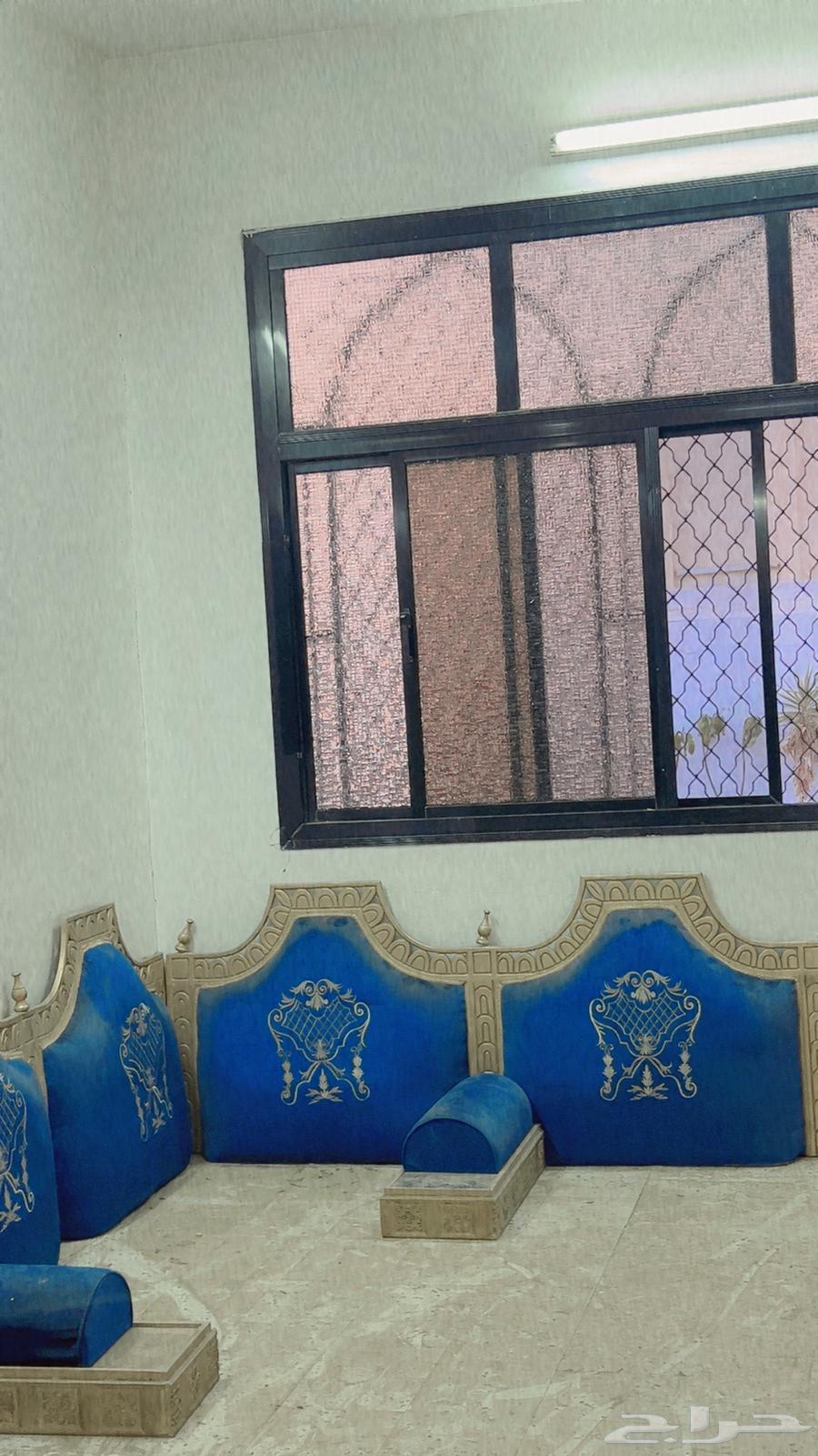 مساند خشب مع مراكي وفرشه لون ازرق للبيع64415692688001110