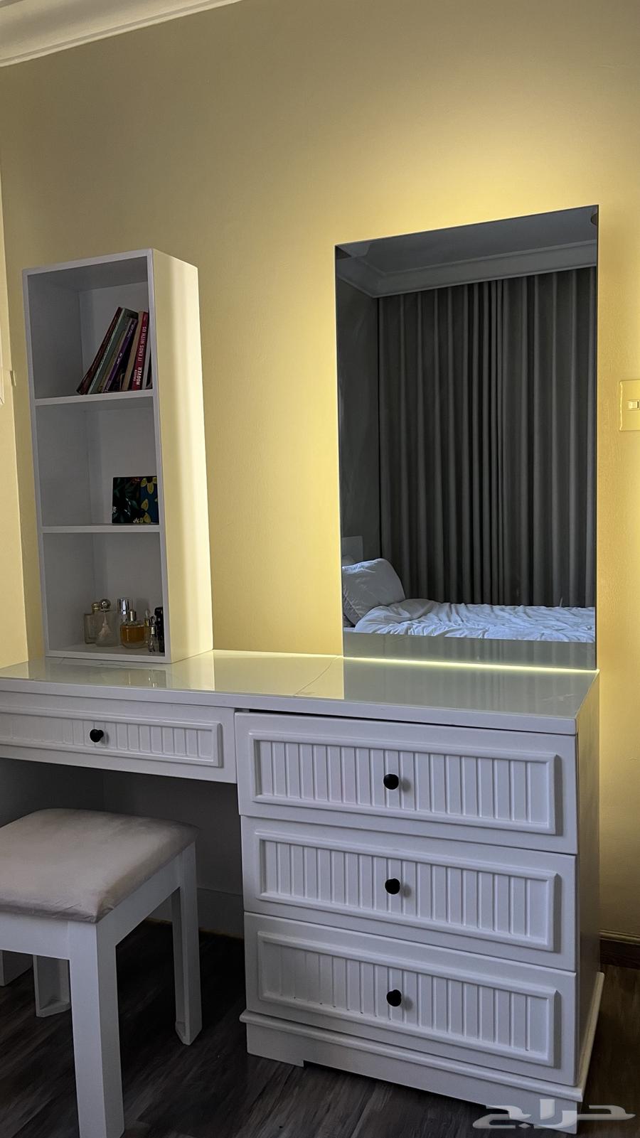 Modern style dressing table with chair for sale64416597420673110