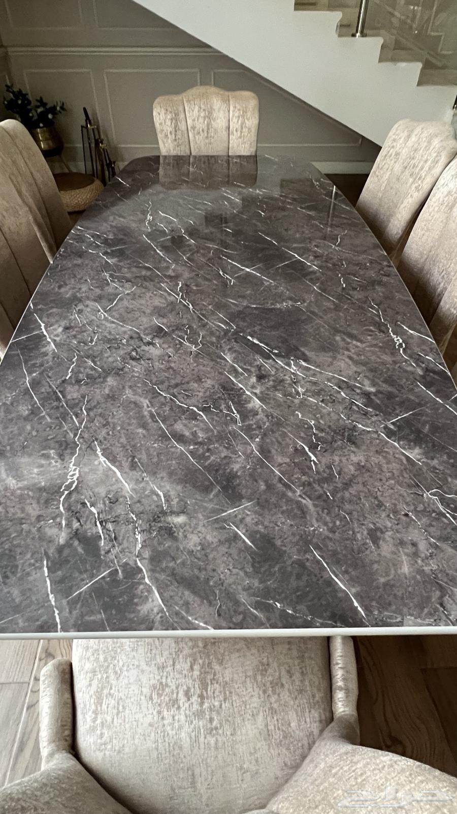 Dining table with 8 chairs in very excellent condition64415289627522111