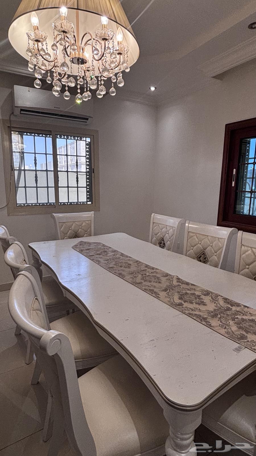 Dining table64415639429890112