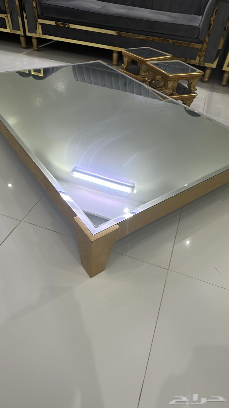 طاوله خشب قزاز نظيفه للبيع64416400335490110