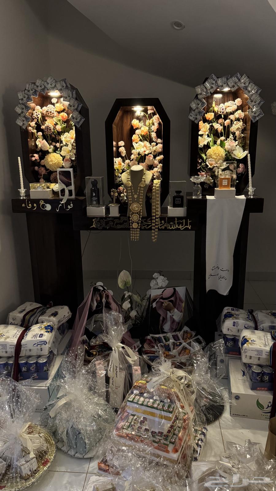 استاند ملكة أو دولاب زواج64412628845570112