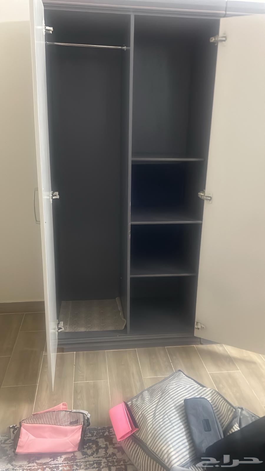 سرير ودولاب ظرفتين واثنين تعليق ب 25064416967791873112