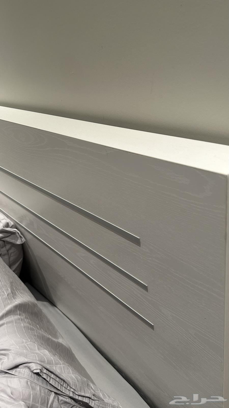 طقم سرير و دولاب و كومدينه ( لا يوجد اي عيب )64412292573954110