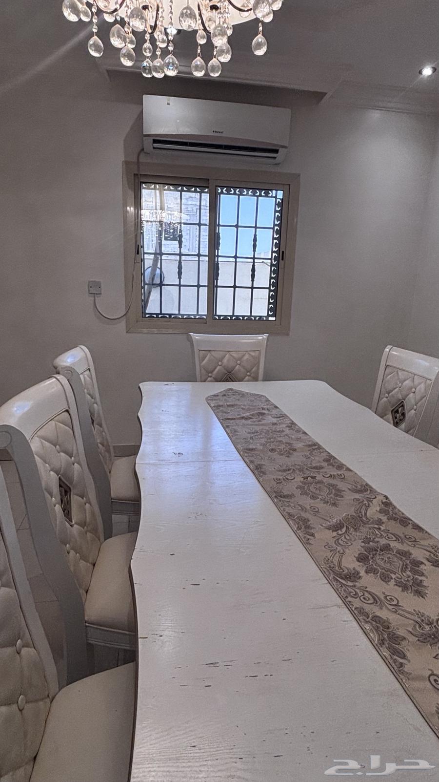 Dining table64415639429890113