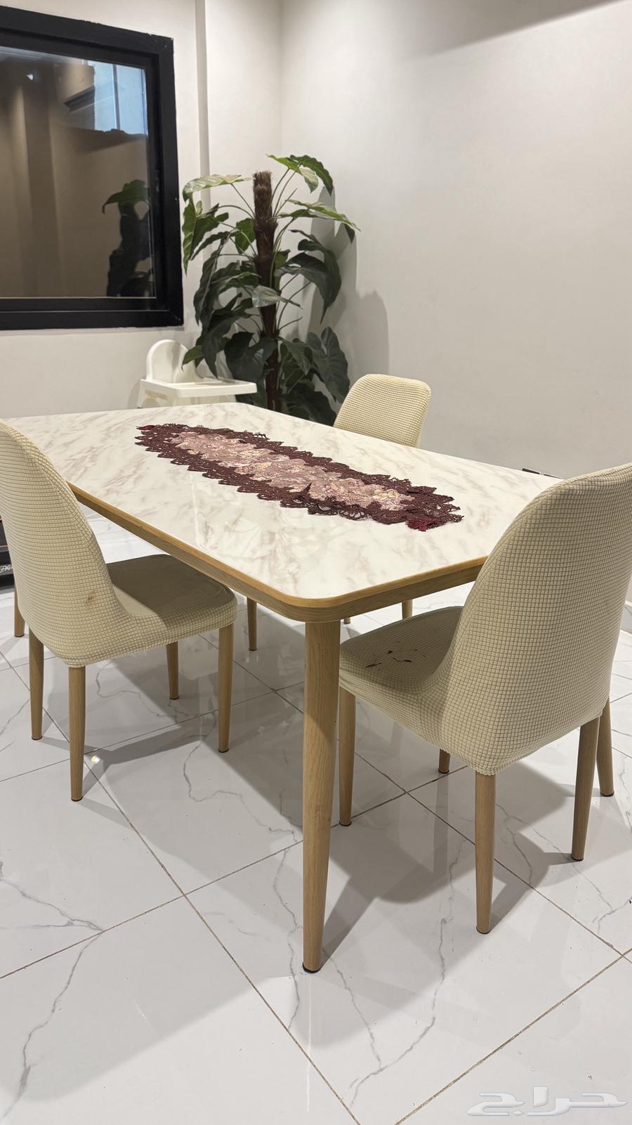 طاولة طعام نظيفة64416571239553111