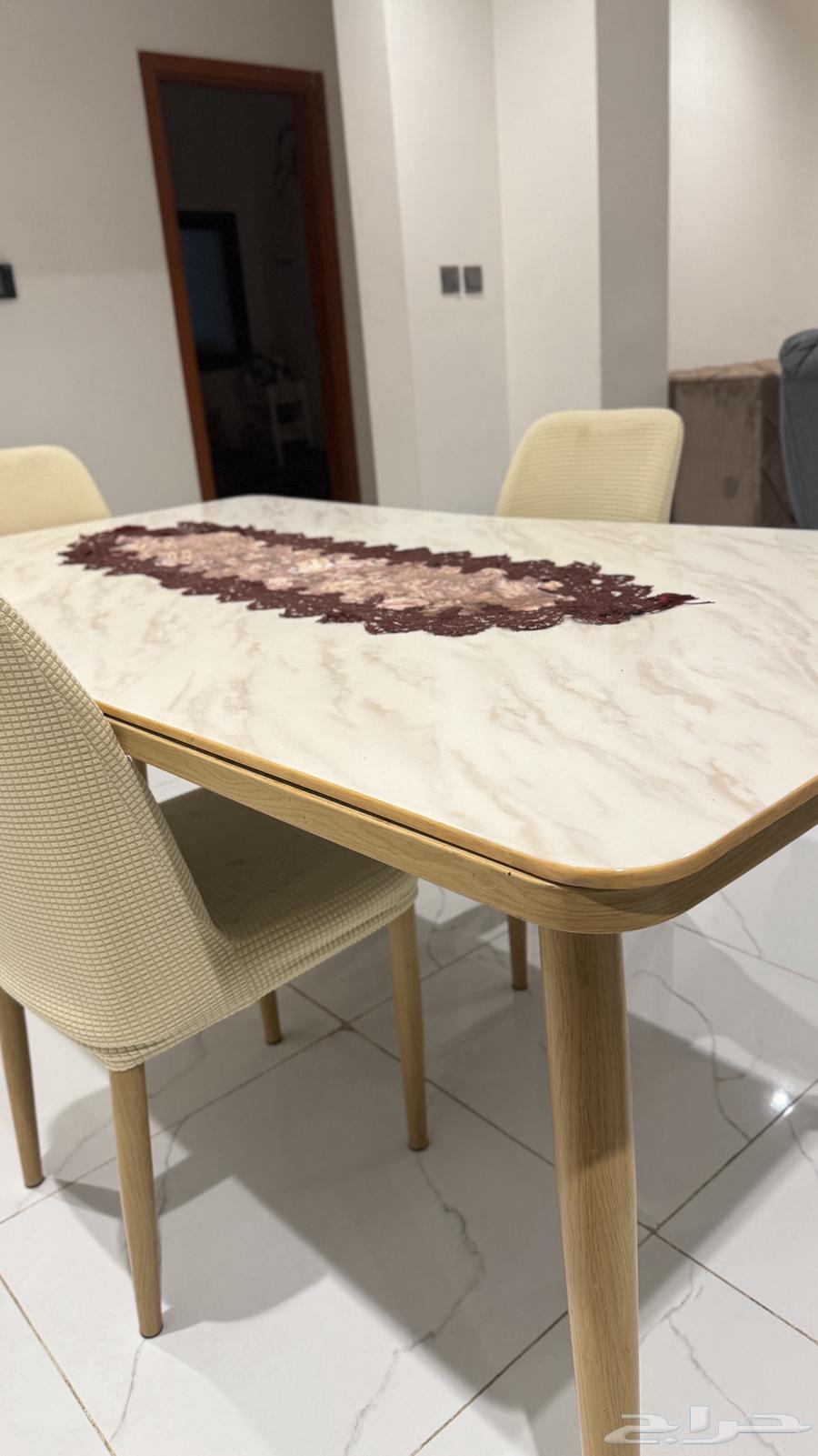 طاولة طعام نظيفة64416571239553112