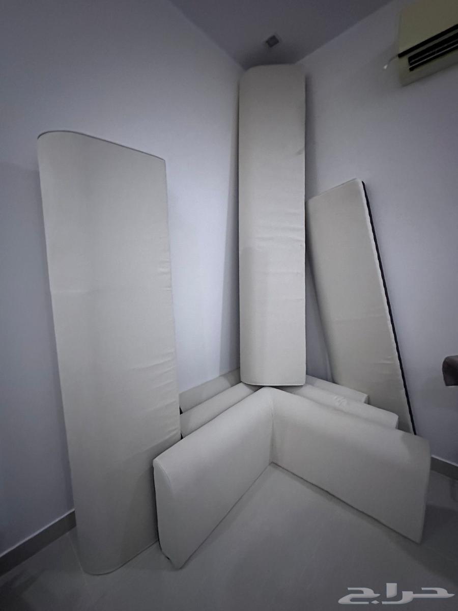 Cushions, TV, and carpet64414660436226110