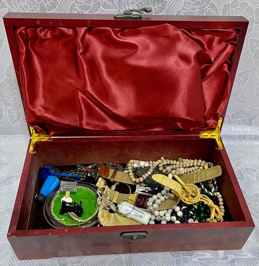 صندوق ومجموعة حلي وسبح وساعات64417944892418110