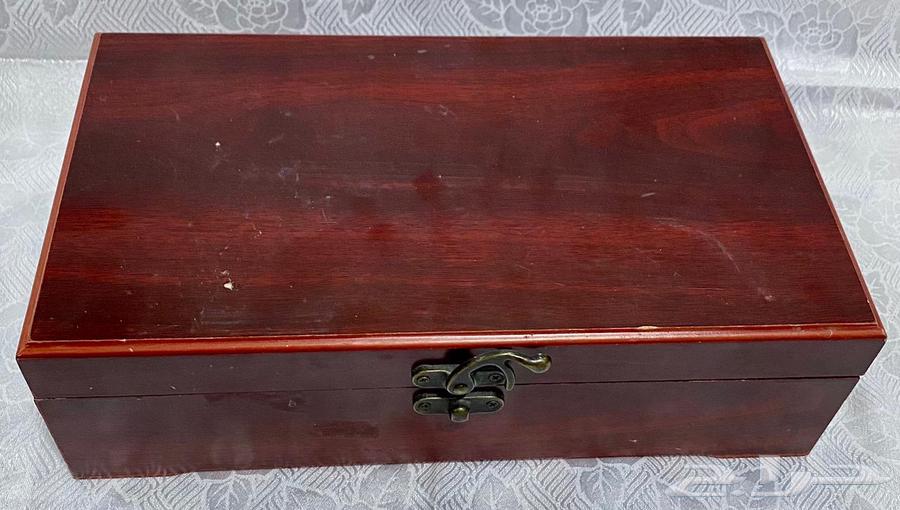 صندوق ومجموعة حلي وسبح وساعات64417944892418111