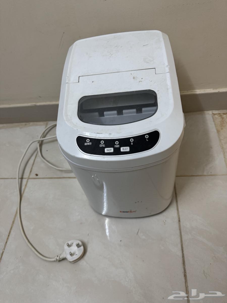 Ice maker in excellent condition with table64416148097410110