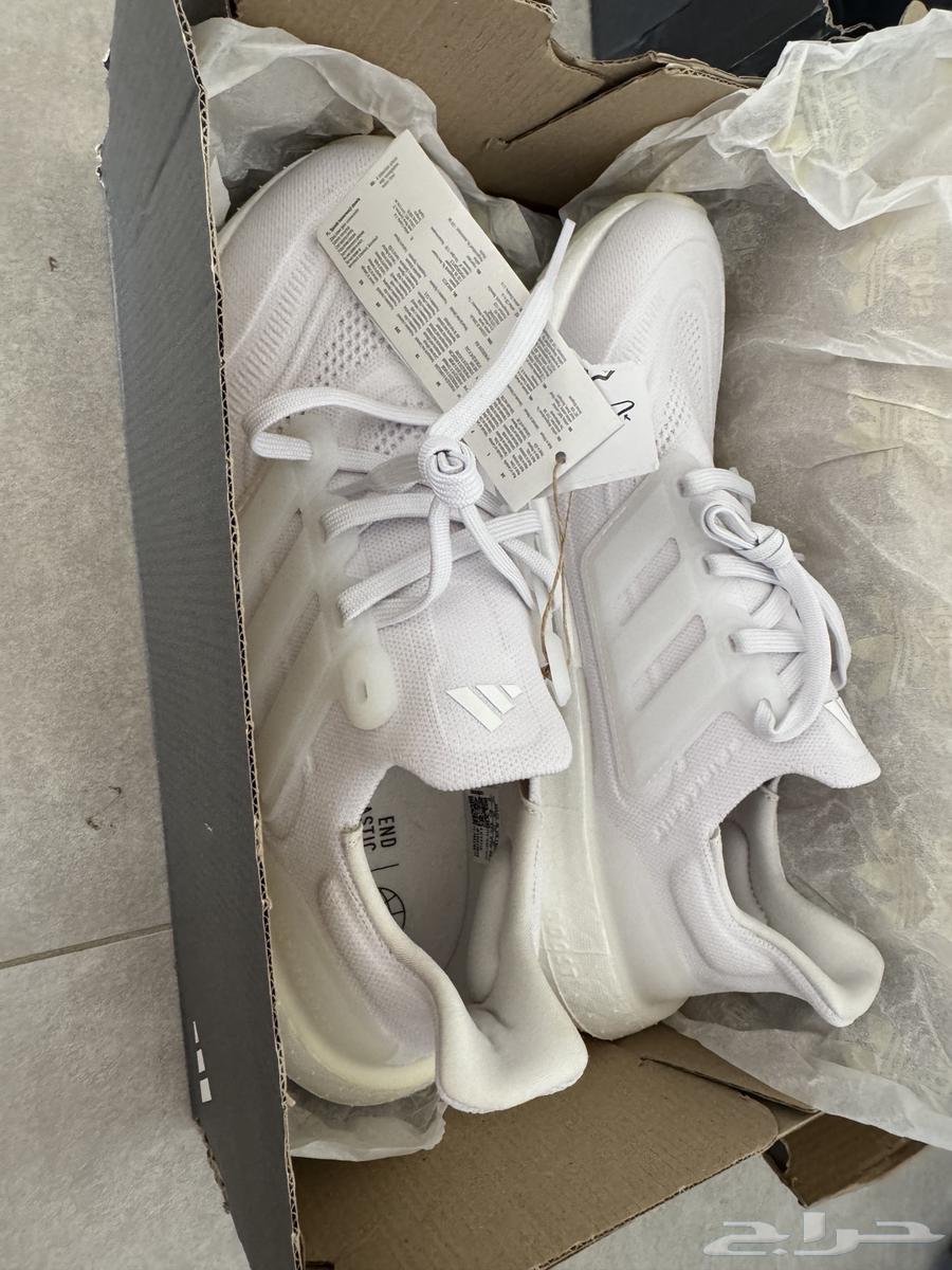 اديداس الترا بوست 5 لون اسود و ابيض اصلية64418404025346114