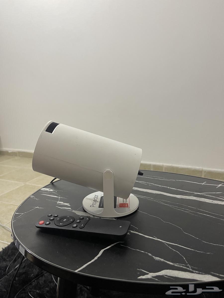 بروجكتر حلو مشاء الله لسة جديد ومعاه الريموت وشغال امورو تم64413043982979111