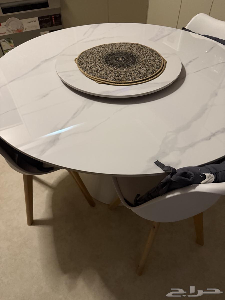 Dining table used for a week64413379254147113