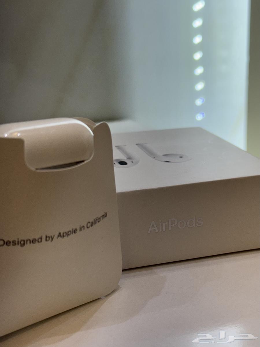 Apple Bluetooth headphones used for only two years, clean and like new64413326895489111