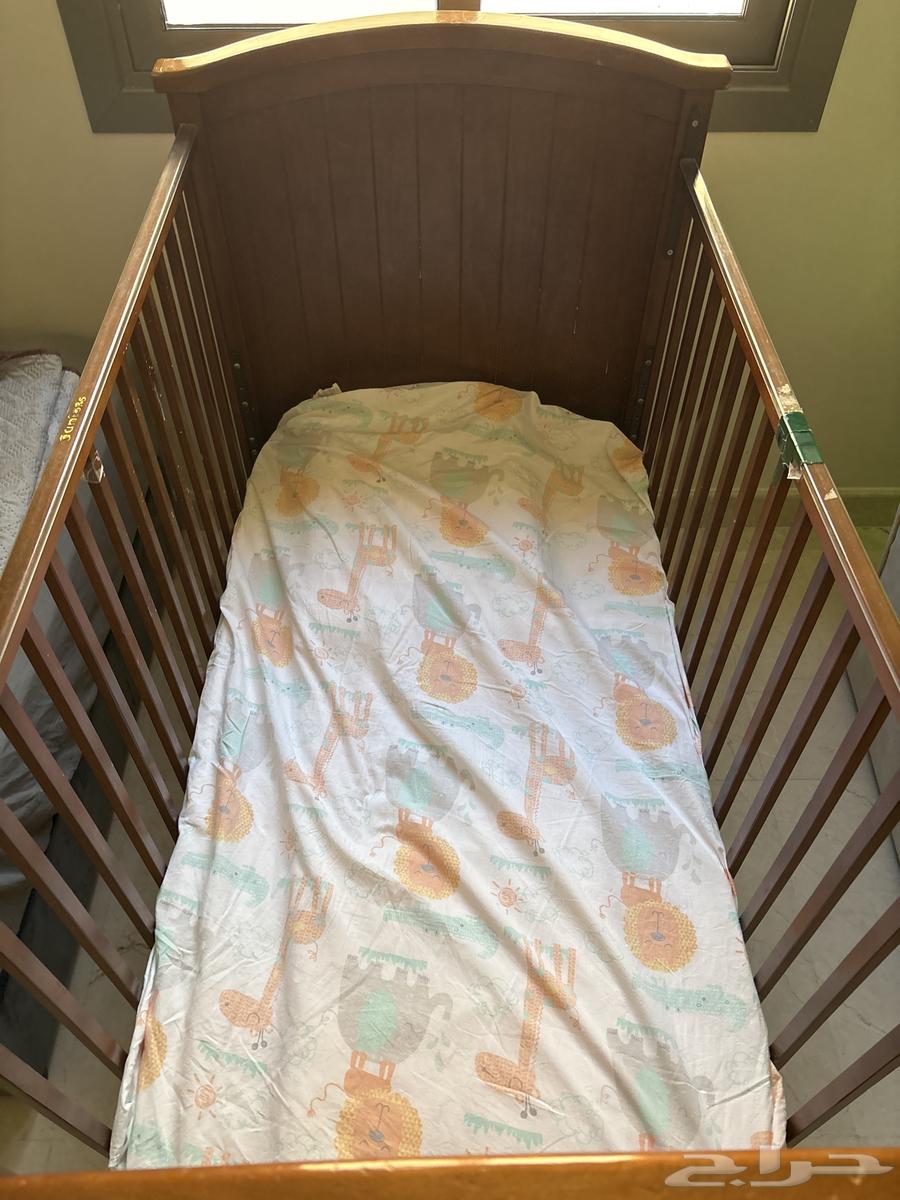 سرير أطفال من سنة إلى خمس سنوات بحالة جيده كسر بسيط ف الباب64416068042755110