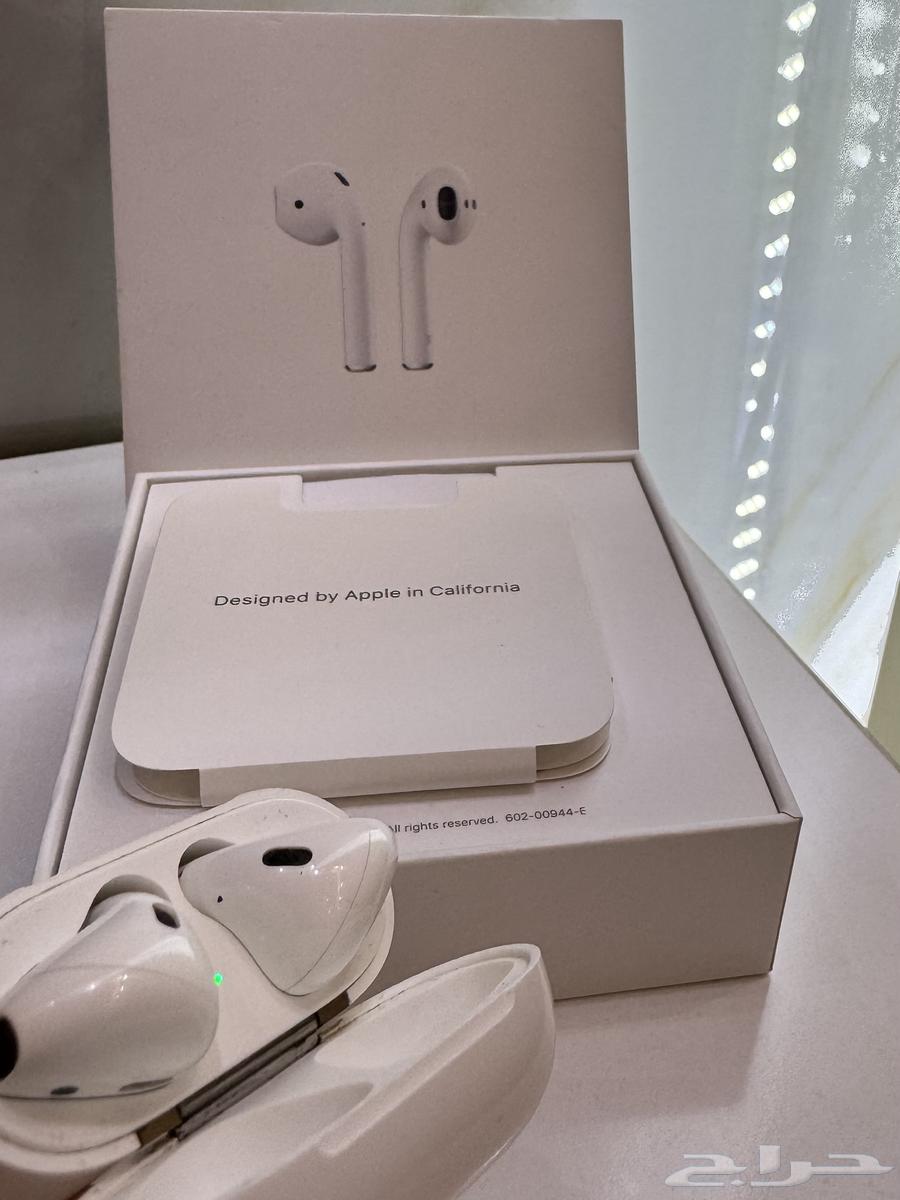 Apple Bluetooth headphones used for only two years, clean and like new64413326895489110