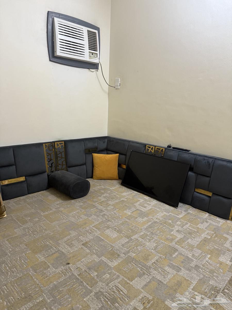 Floor session with carpet and table, price requested is 1300 negotiable64412668607235112