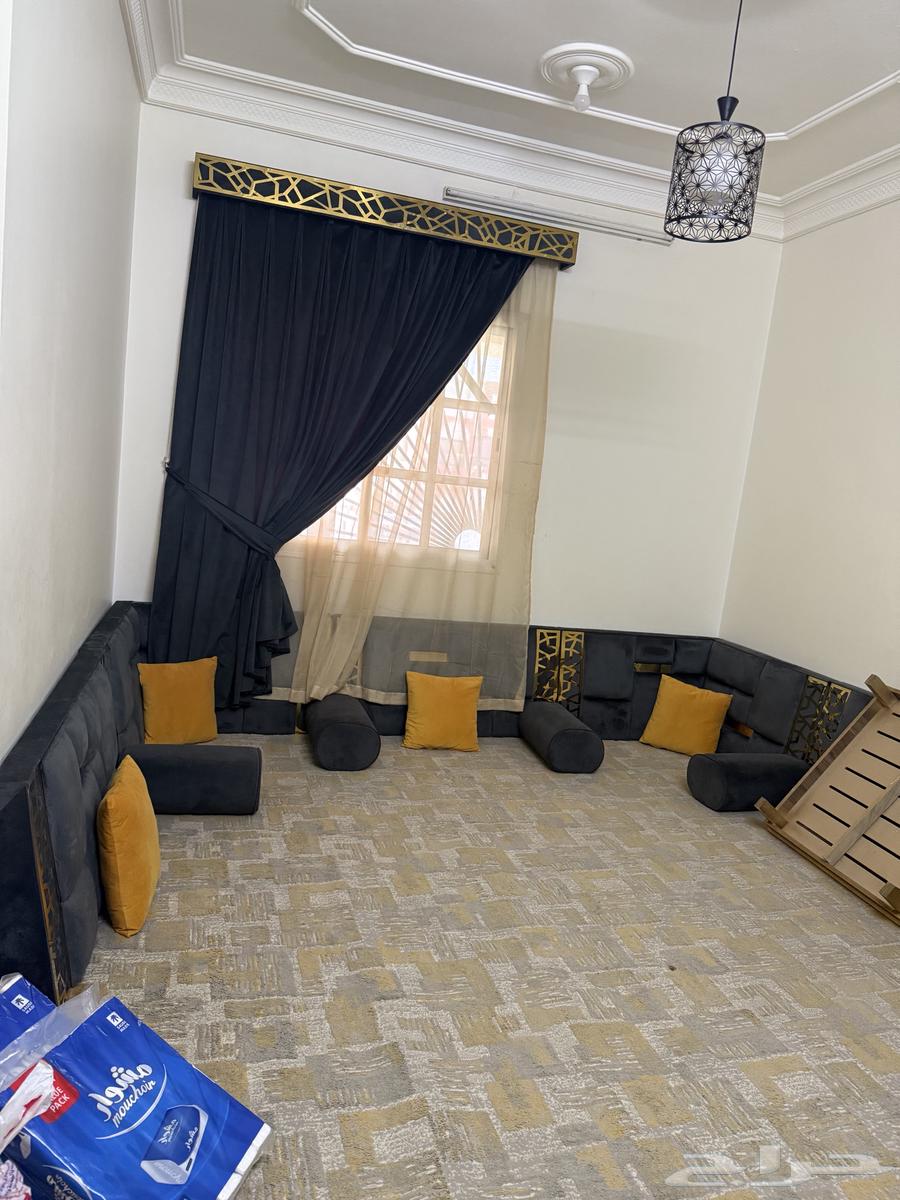 Floor session with carpet and table, price requested is 1300 negotiable64412668607235113