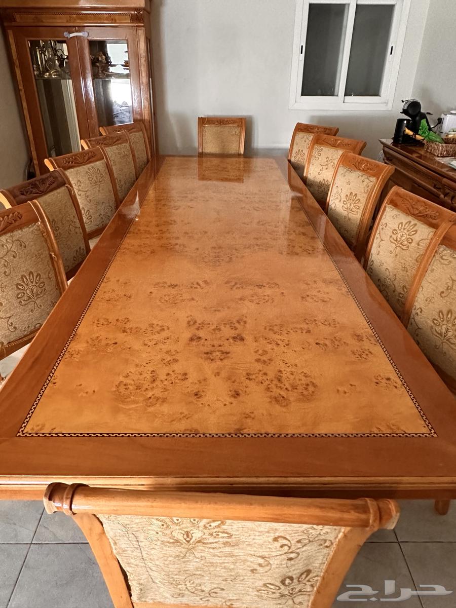 للبيع طاوله طعام 12 كرسي مع 2 بوفيه حالة جيده64416809372675113