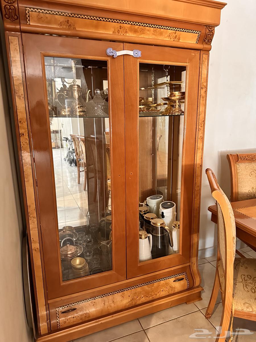 للبيع طاوله طعام 12 كرسي مع 2 بوفيه حالة جيده64416809372675110