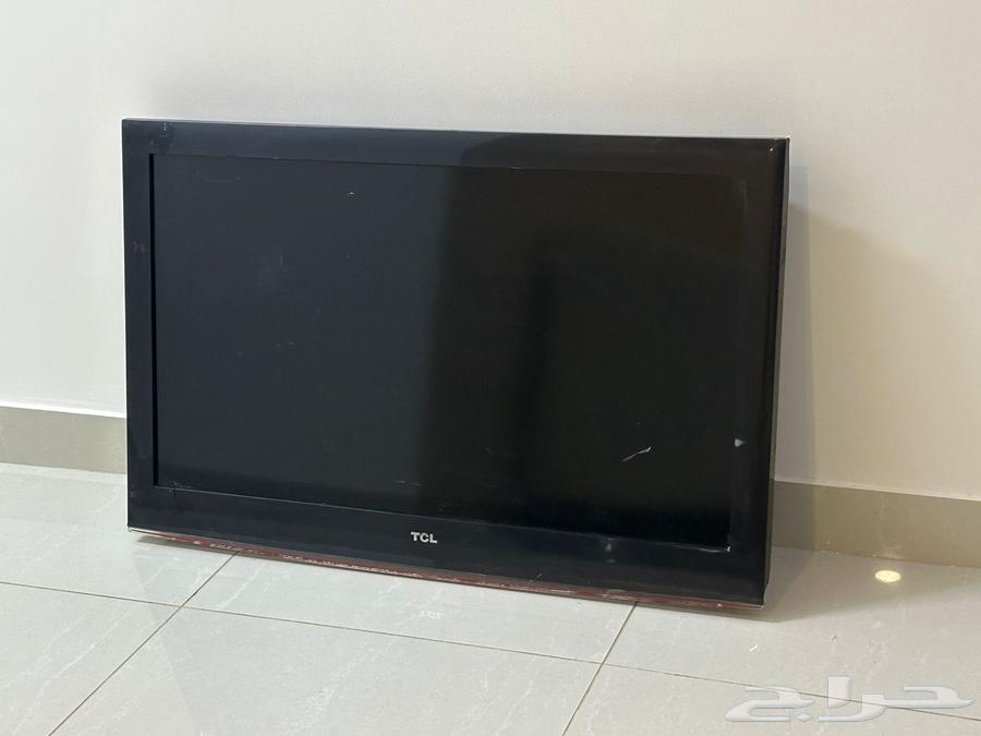 Cushions, TV, and carpet64414660436226111