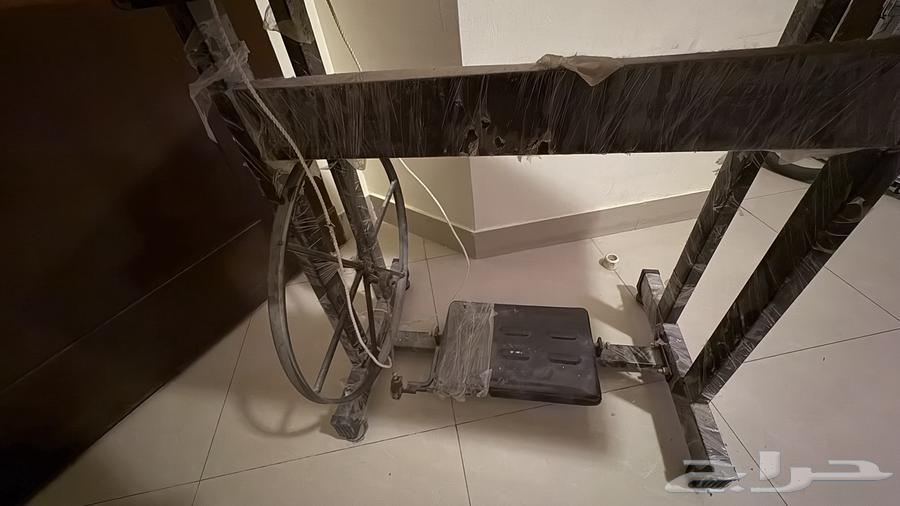 طاولة مكينه خياطه مخصصه للخياطه فيها دعاسه تخيط بسهوله64418553249795112