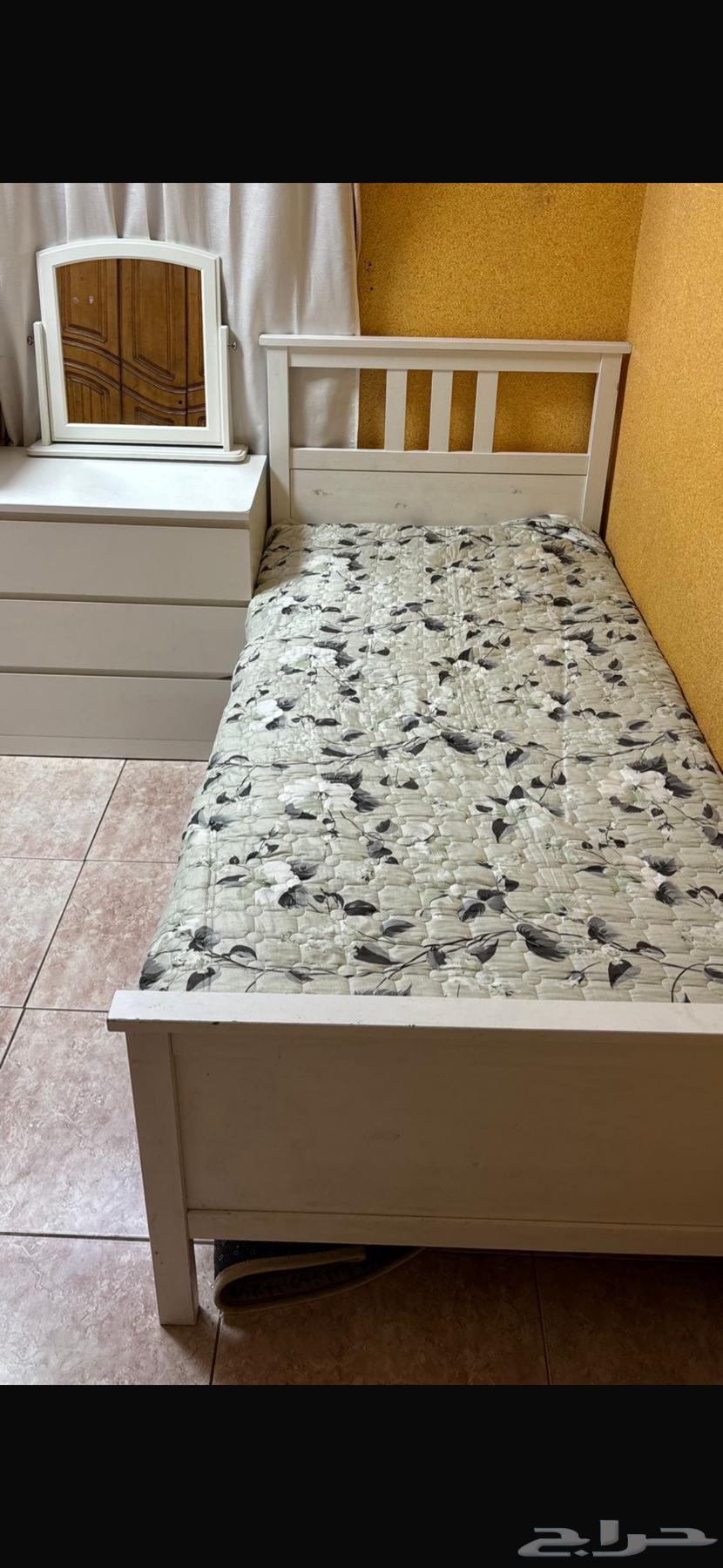 Used furniture bed, dressing table and mirror64418295889667110